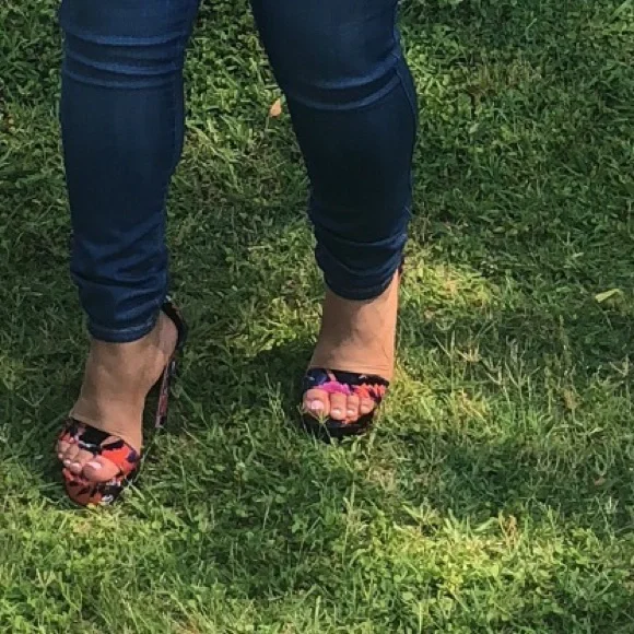 COPY - Multicolor heels with gold on inside of heel - Picture 5 of 5